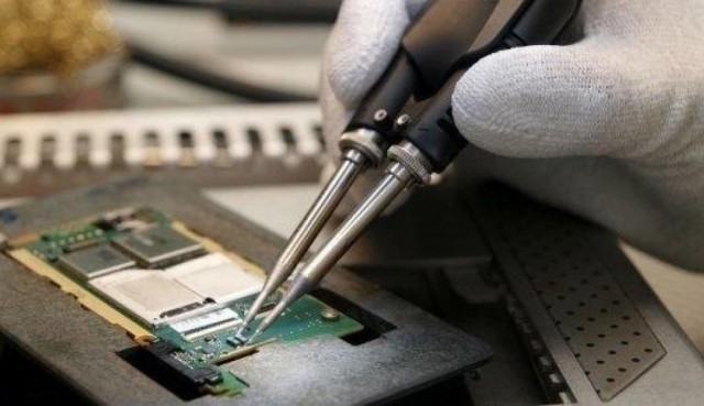 Se repara más y se tira menos: la Comunitat alberga la mayoría de talleres de productos electrónicos