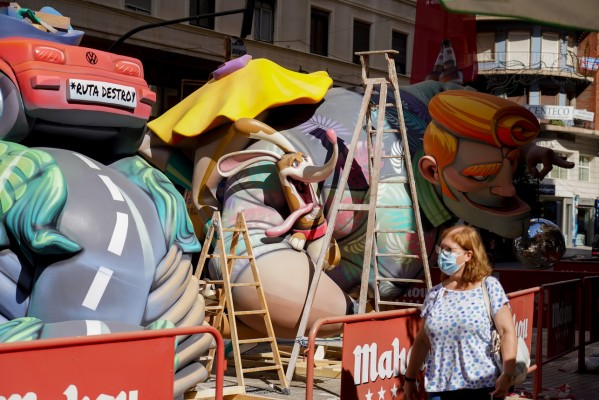 Los monumentos de las Fallas de septiembre comienzan a llenar las calles de València (Fotos: Eduardo Manzana)