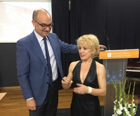 
La UA lliura el Llorer d’Or a Sol Picó per la seua creativitat en la barreja de llenguatges artístics