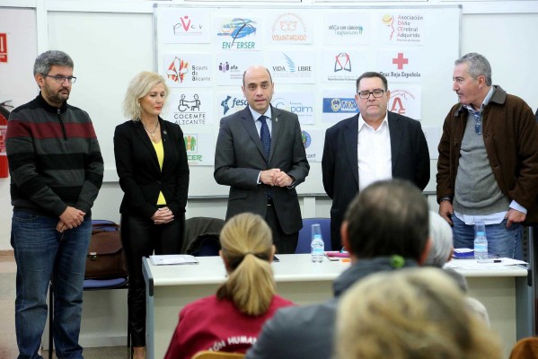 Echávarri elude respaldar el pacto sobre las aperturas en festivo hasta testar al sector 