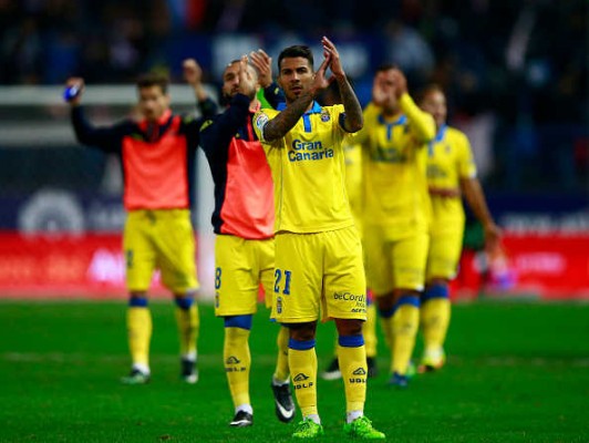 Las Palmas trata de aferrarse a la vida en Liga mientras juega Copa