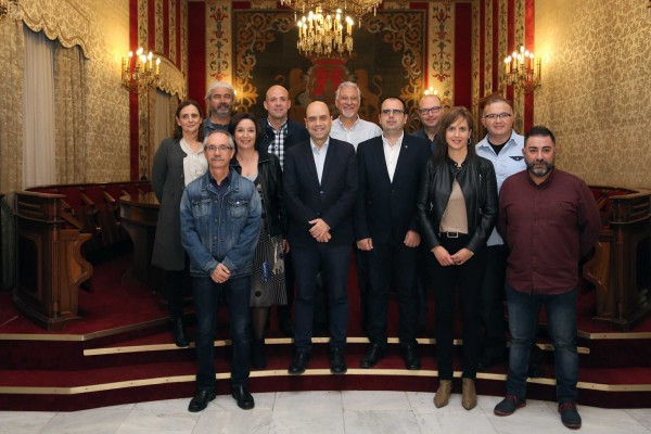 El PSOE quiere ganarse a los funcionarios con un plan de empleo; los sindicatos exigen su ejecución 