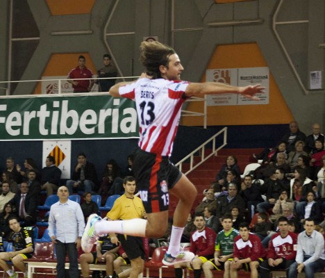 El Fertiberia gana la final ante el Cangas y respira