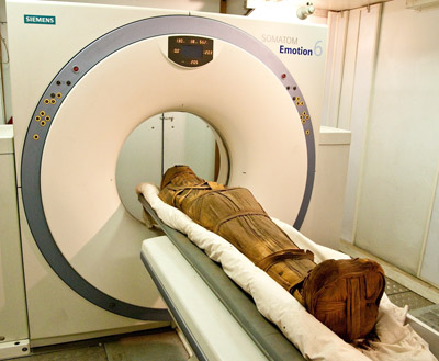 Una momia en una máquina de tomografía. - 