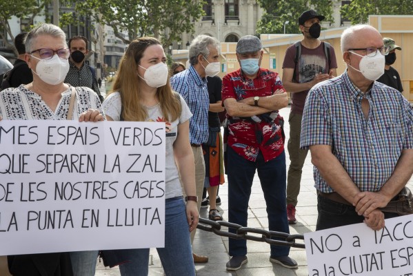 Vecinos de La Punta se manifiestan contra el Ayuntamiento de València por los accesos a la nueva ciudad deportiva del Levante UD (Fotos: Eva Máñez)