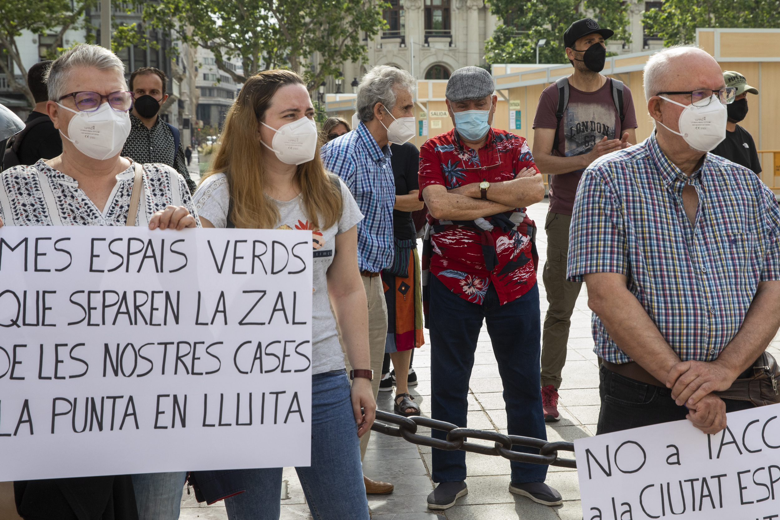 Vecinos de La Punta se manifiestan contra el Ayuntamiento de València por los accesos a la nueva ciudad deportiva del Levante UD (Fotos: Eva Máñez)