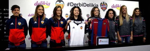 Los técnicos de Valencia y Levante obvian la polémica por el escenario y prevén un gran derbi