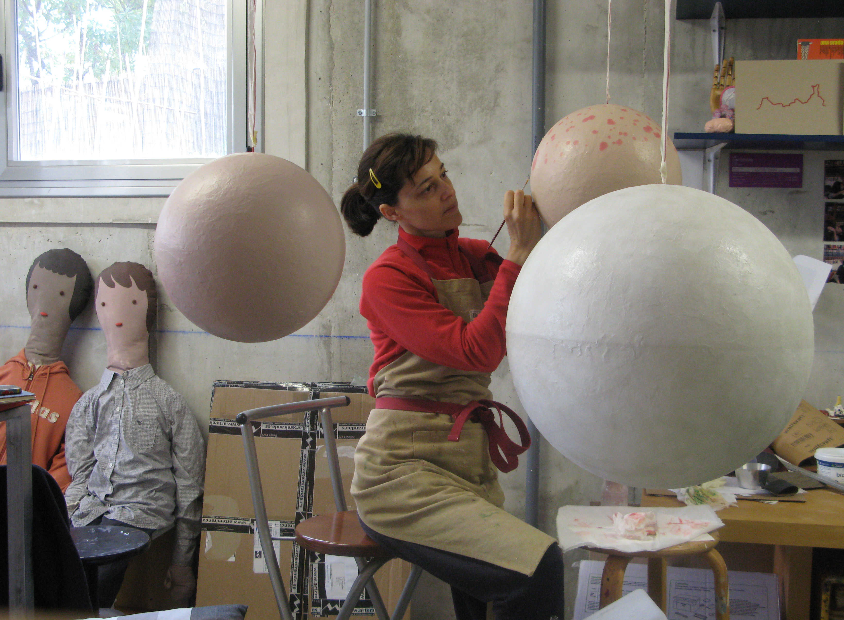 Anuncios de prostitución y canibalismo en la Biennal Miquel Navarro más reivindicativa