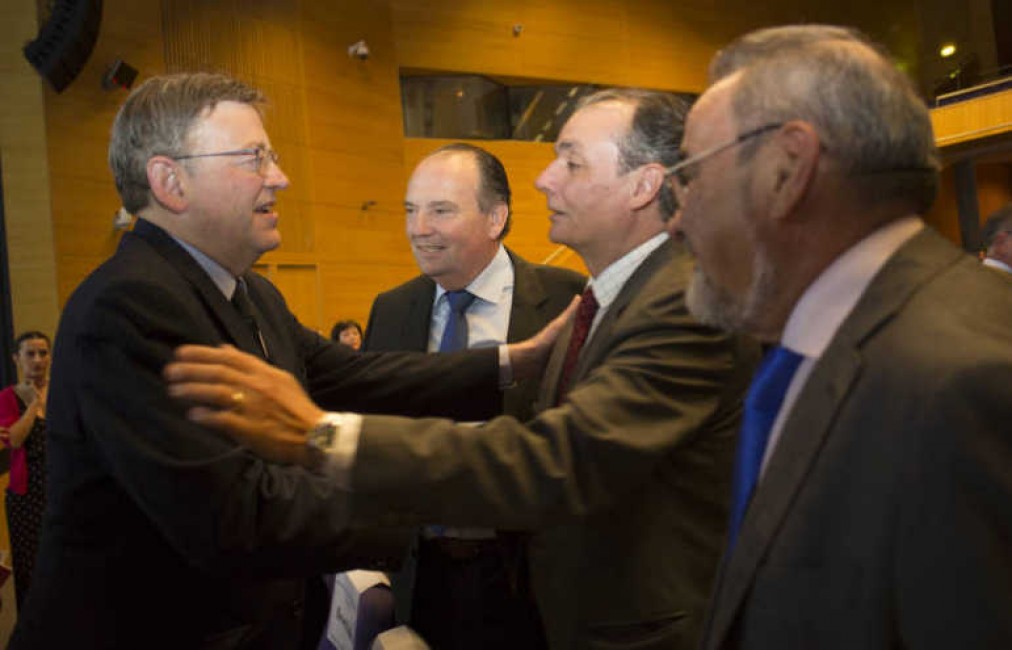 El presidente Puig con el responsable de CEV, Salvador Navarro, flanqueado por José Vicente Morata y José Vicente González, otros referentes patronales. Foto: EVA MÁÑEZ - 