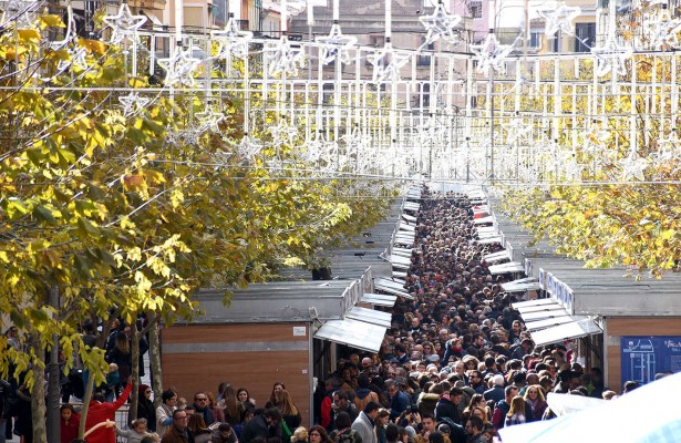 Xixona atrae a miles de visitantes en su Feria de Navidad repleta de dulces y turrones locales