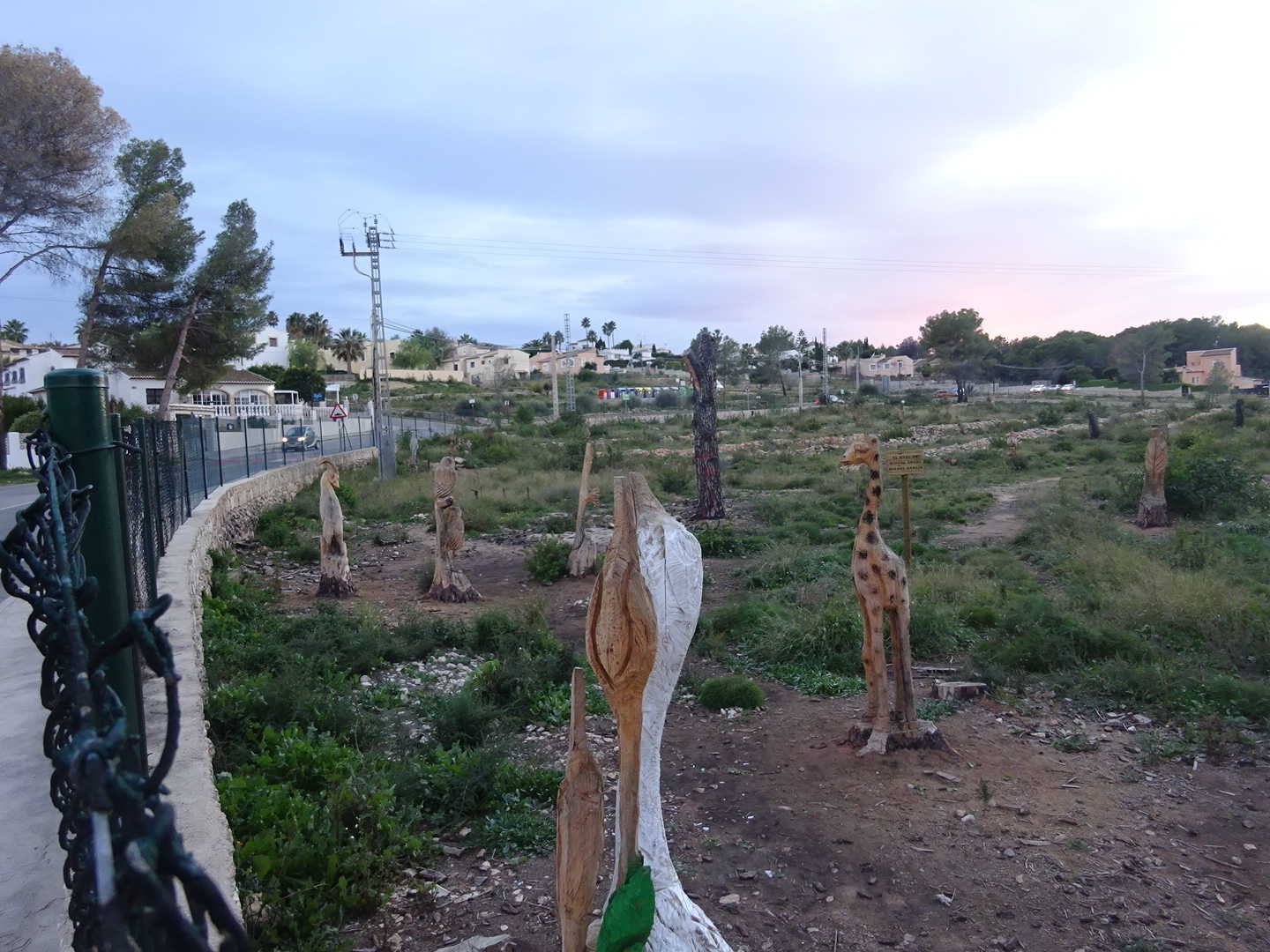 Esculturas de madera para olvidar los árboles que el incendio de la Granadella consumió
