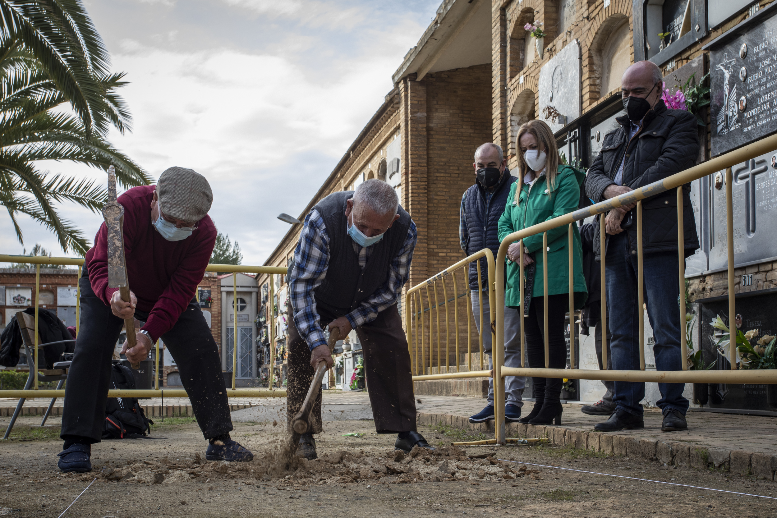 Apertura de la fosa II en el cementerio de Paterna (Fotos: Eva Máñez)