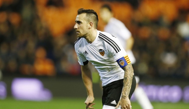 Neville le da la capitanía a Alcácer y Negredo