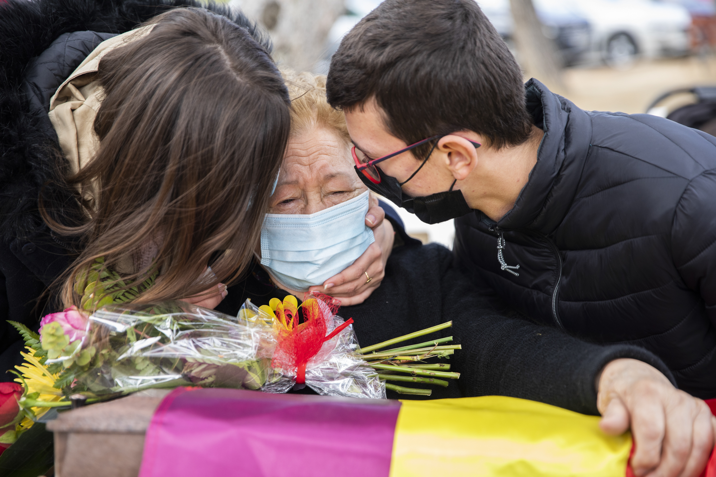 Acto de entrega de los restos de tres fusilados en la Fosa 100 de Paterna (Fotos: Eva Máñez)
