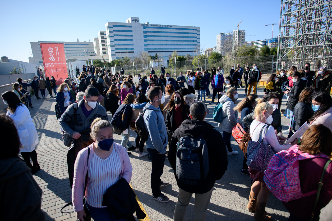 Docentes valencianos reciben la vacuna de AstraZeneca el mismo día que se suspende su administración (Foto: Kike Taberner)