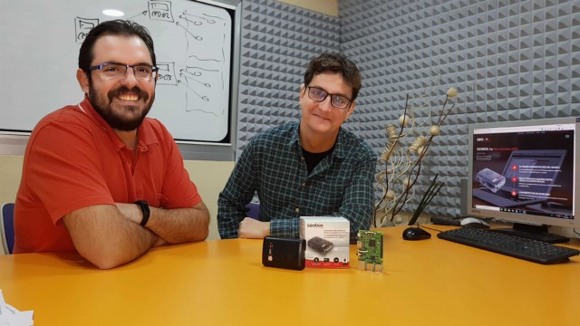 Dos alicantinos inventan un dispositivo para conocer la posición real de un negocio en internet