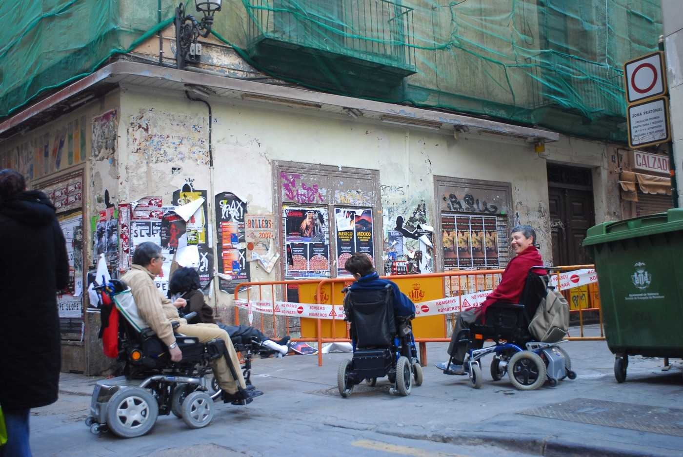 Valencia sigue siendo inaccesible: 50 edificios y 50 paradas de bus incumplen la ley