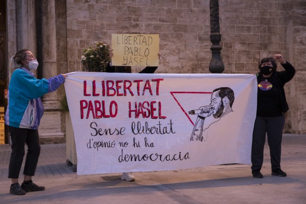 Segunda jornada de incidentes y cargas policiales en la protesta de apoyo a Pablo Hasél en Valencia (Fotos: Eva Máñez)