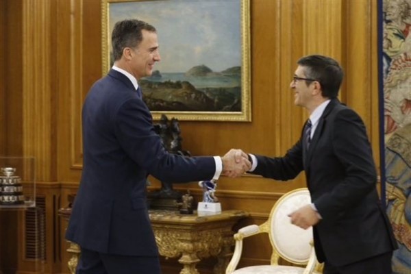 El Rey convoca a Patxi López para proponerle a Rajoy como candidato