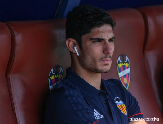 Garay y Guedes vuelven al trabajo con el grupo en Paterna aunque no completan la sesión