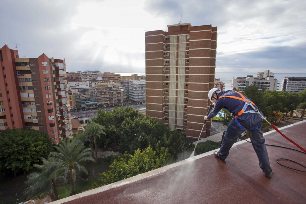 Un trabajador de Grupo Parisien realizando un servicio de limpieza. Foto: GRUPO PARISIEN - 