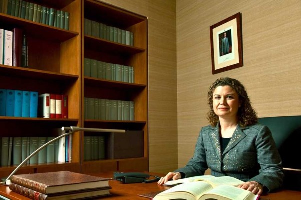 La valenciana María Emilia Adán, primera mujer al frente de los registradores españoles