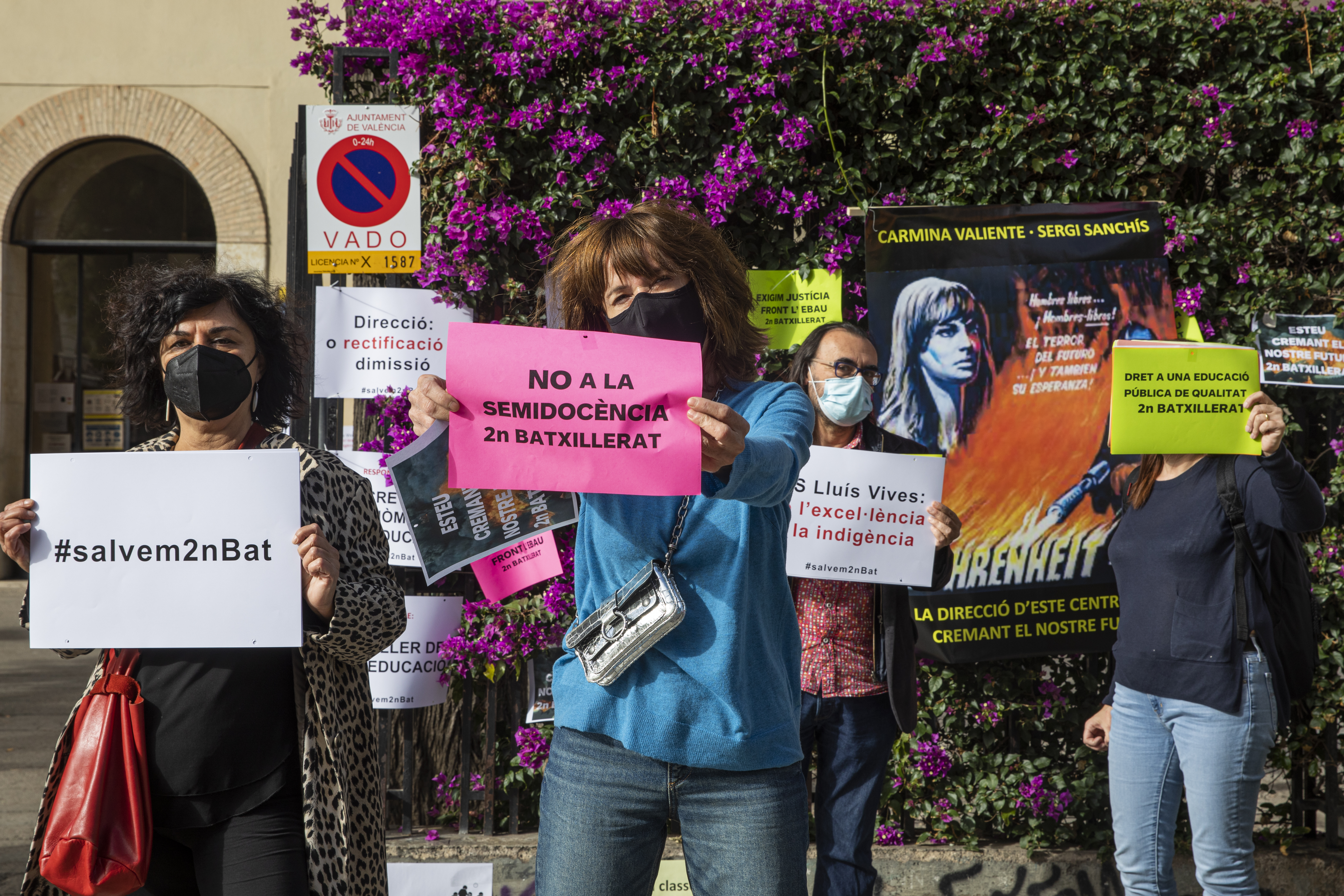 Familias de estudiantes del IES Luis Vives protestan por la semipresencialidad de 2º de Bachillerato (Fotos: Eva Máñez)