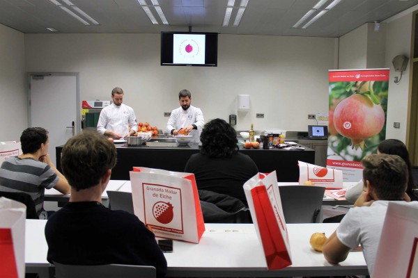 La granada mollar de Elche se exhibe por el Basque Culinary Center de San Sebastián  