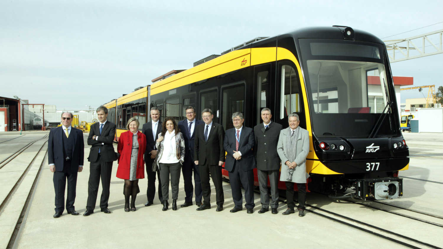 Foto de 'familia' en el 120 aniversario de Stadler Rail València - 