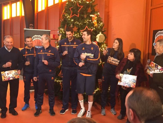 Valencia Basket presenta el Calendario Solidario 2018 con el brindis navideño 