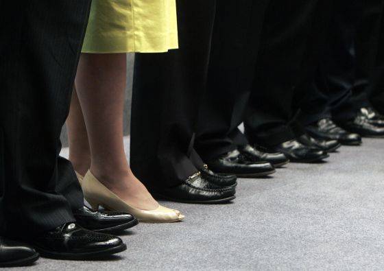 Una mujer rodeada de hombres. Foto: PAUL YEUNG - 