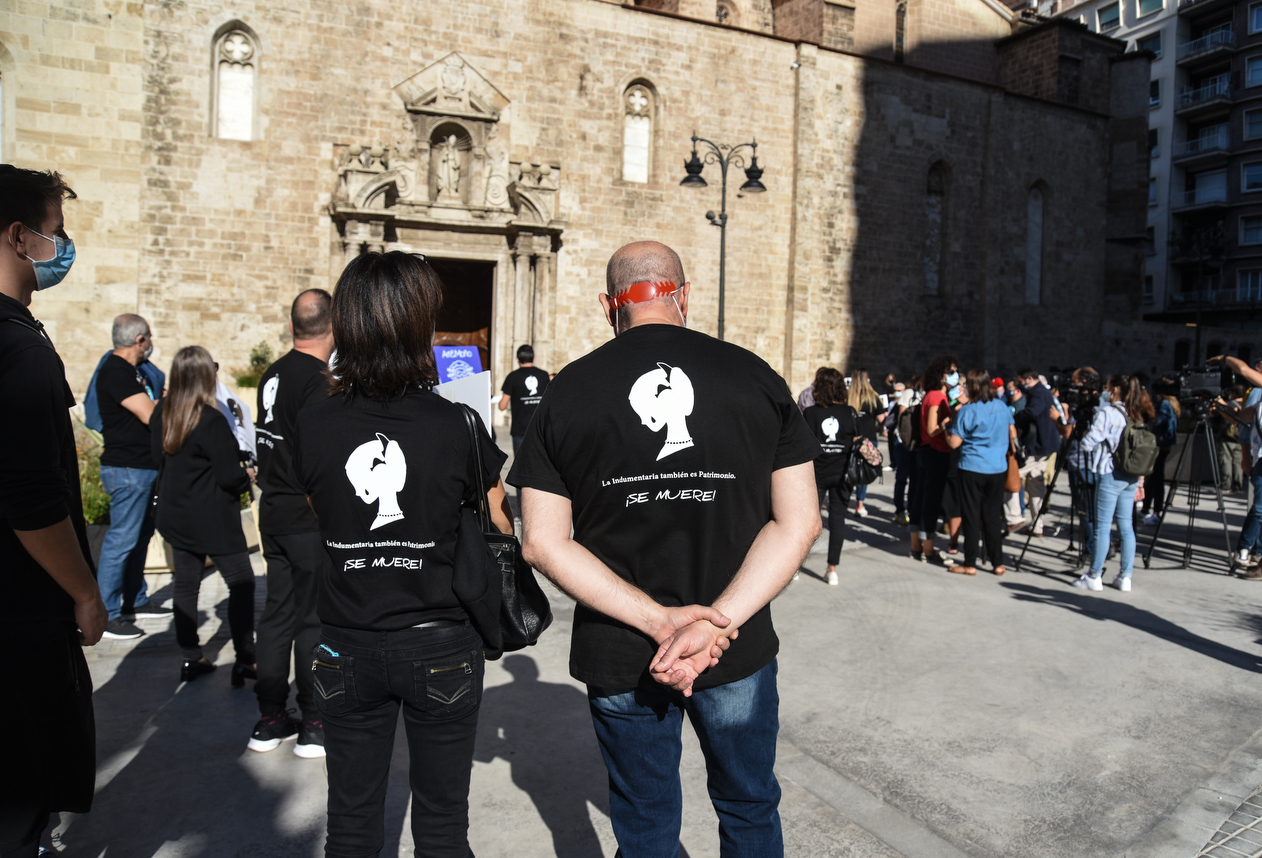 El sector de la indumentaria valenciana se manifiesta en València por la crisis del sector (Fotos: Eduardo Manzana)