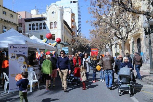 El PSOE activa el eje peatonal de Constitución y Bailén con la promesa de no admitir más terrazas