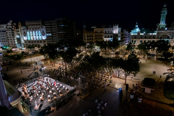 Homenaje a las víctimas del coronavirus y los servicios esenciales en València (Foto: Kike Taberner)