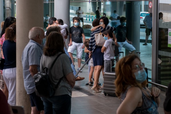Controles sanitarios a pasajeros extranjeros en el Aeropuerto de València (Fotos: KIKE TABERNER)
