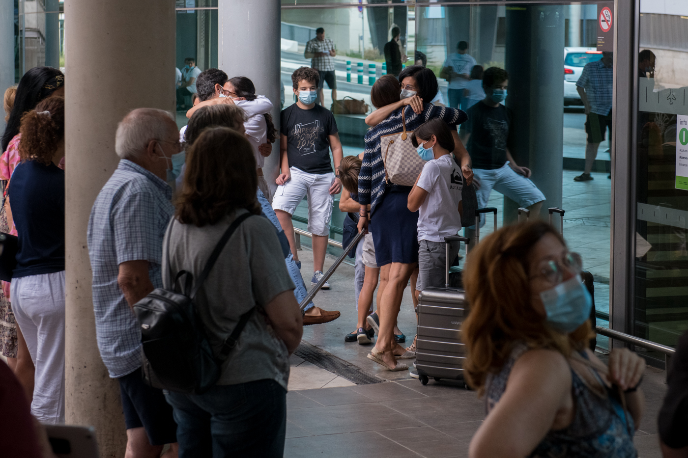 Controles sanitarios a pasajeros extranjeros en el Aeropuerto de València (Fotos: KIKE TABERNER)