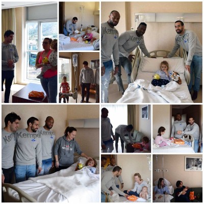 Jugadores del Benidorm visitan a los niños ingresados en el Hospital Levante