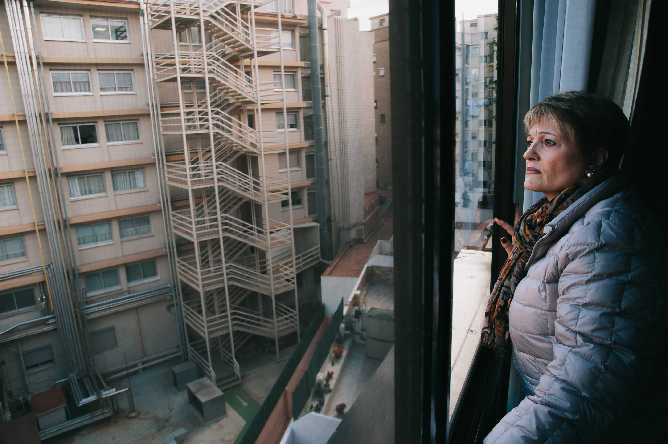 Carmen Raynor observa por la ventana las instalaciones del Consuelo. Foto: KIKE TABERNER - 