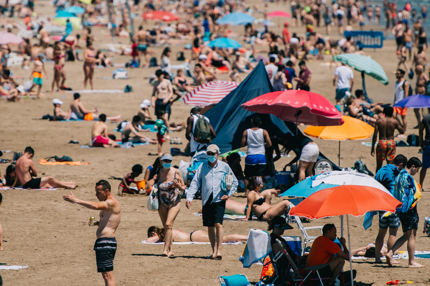 Día de playa en València durante el primer fin de semana de la Fase 2 (Fotos: Kike Taberner)
