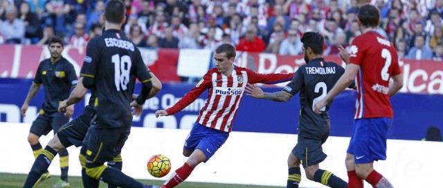 El Sevilla contiene al Atlético y le deja sin liderato
