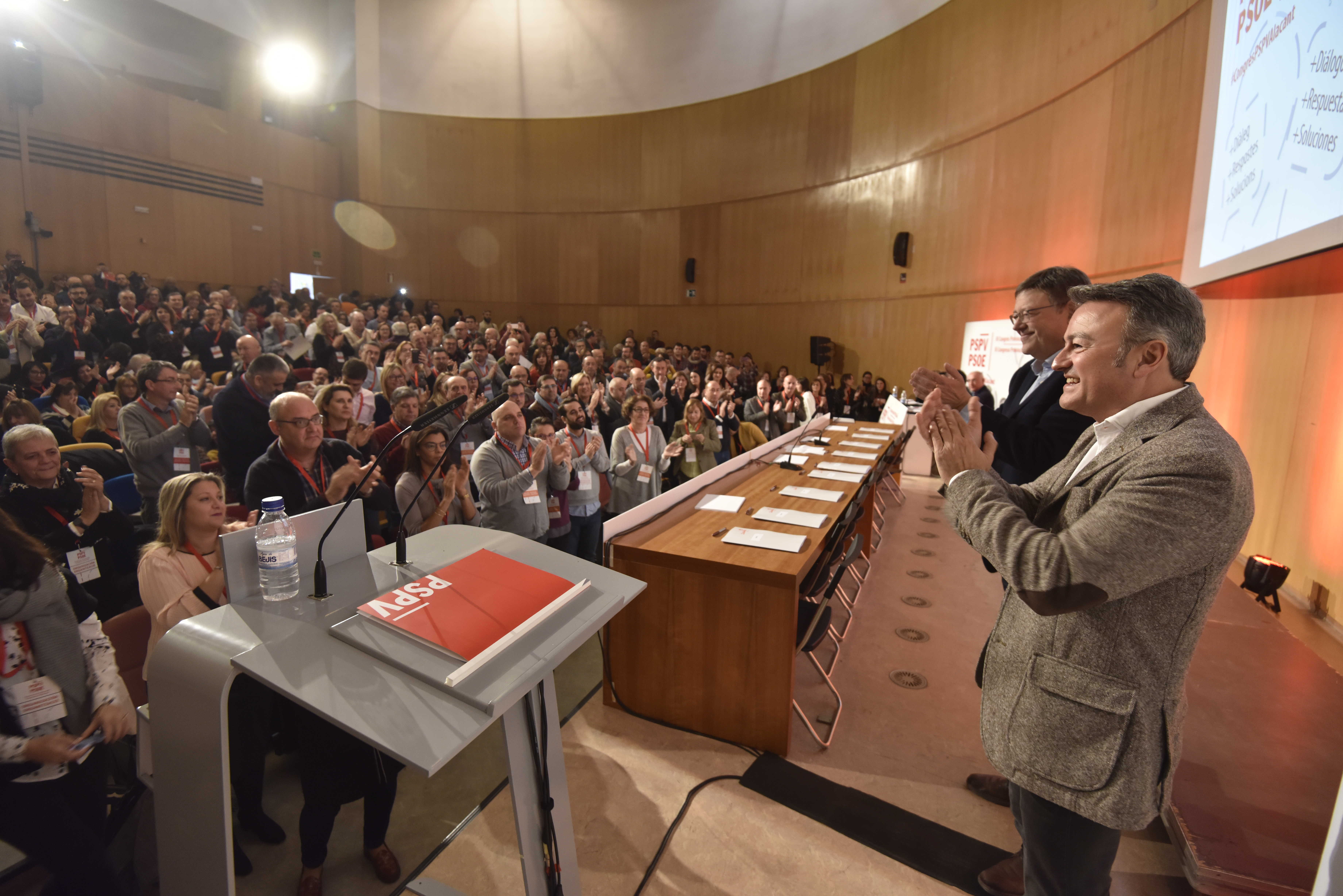 José Chulvi y Ximo Puig saludan a los asistentes al congreso provincial del PSPV alicantino. Foto: RAFA MOLINA - 