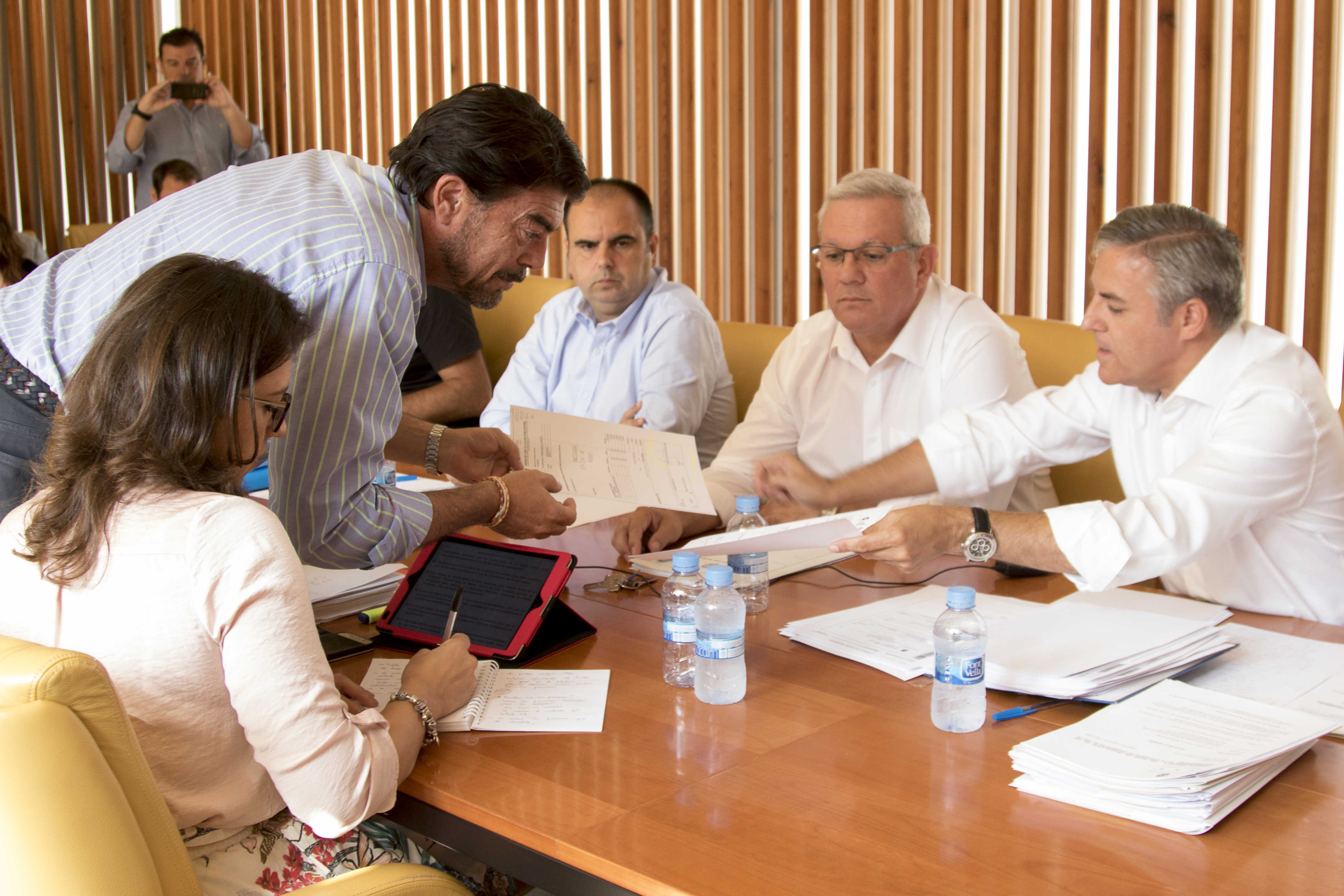 El PSOE valida cuatro facturas de Comercio que el PP vincula a la causa judicial contra el alcalde  