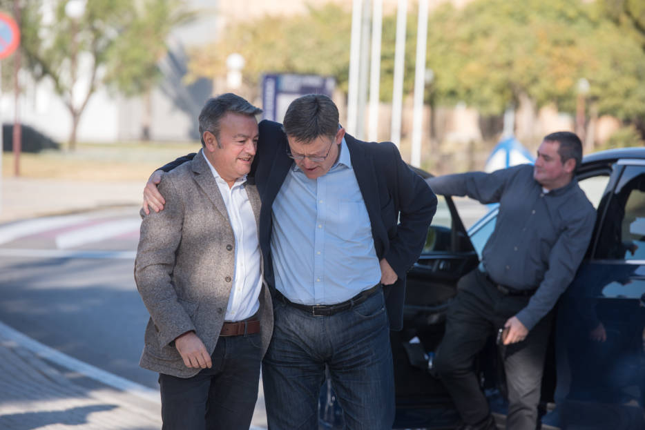 El líder del PSPV, Ximo Puig, abraza a José Chulvi a su llegada al congreso provincial de Alicante. FOTO: RAFA MOLINA - 