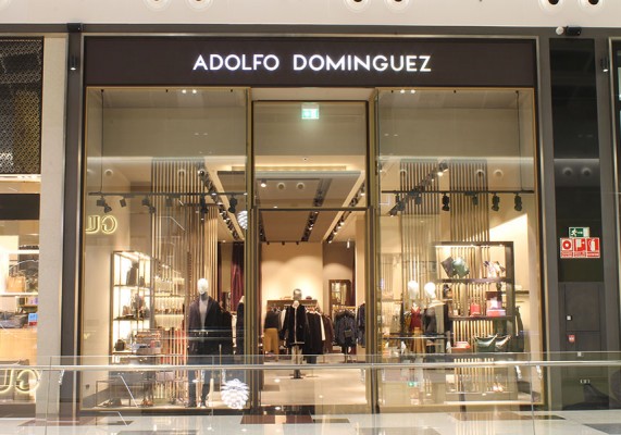 Adolfo Domínguez vende un 33% más en complementos este otoño