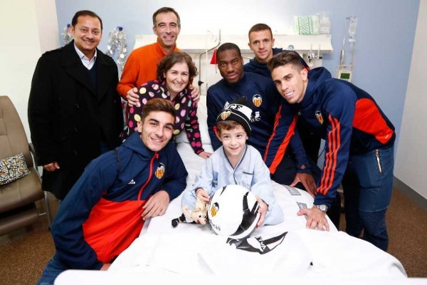 El Valencia realiza la tradicional visita a los hospitales por Navidad