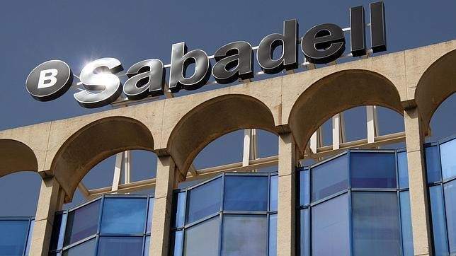 Los economistas advierten que puede haber fraude si CaixaBank y Sabadell no llevan a la Comunitat su centro directivo