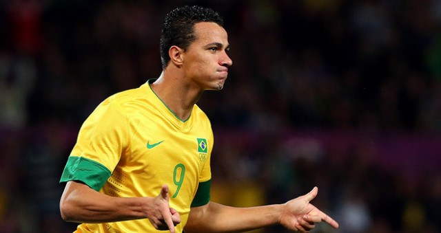 Leandro Damiao llega a Sevilla y fichará por el Betis hasta final de campaña