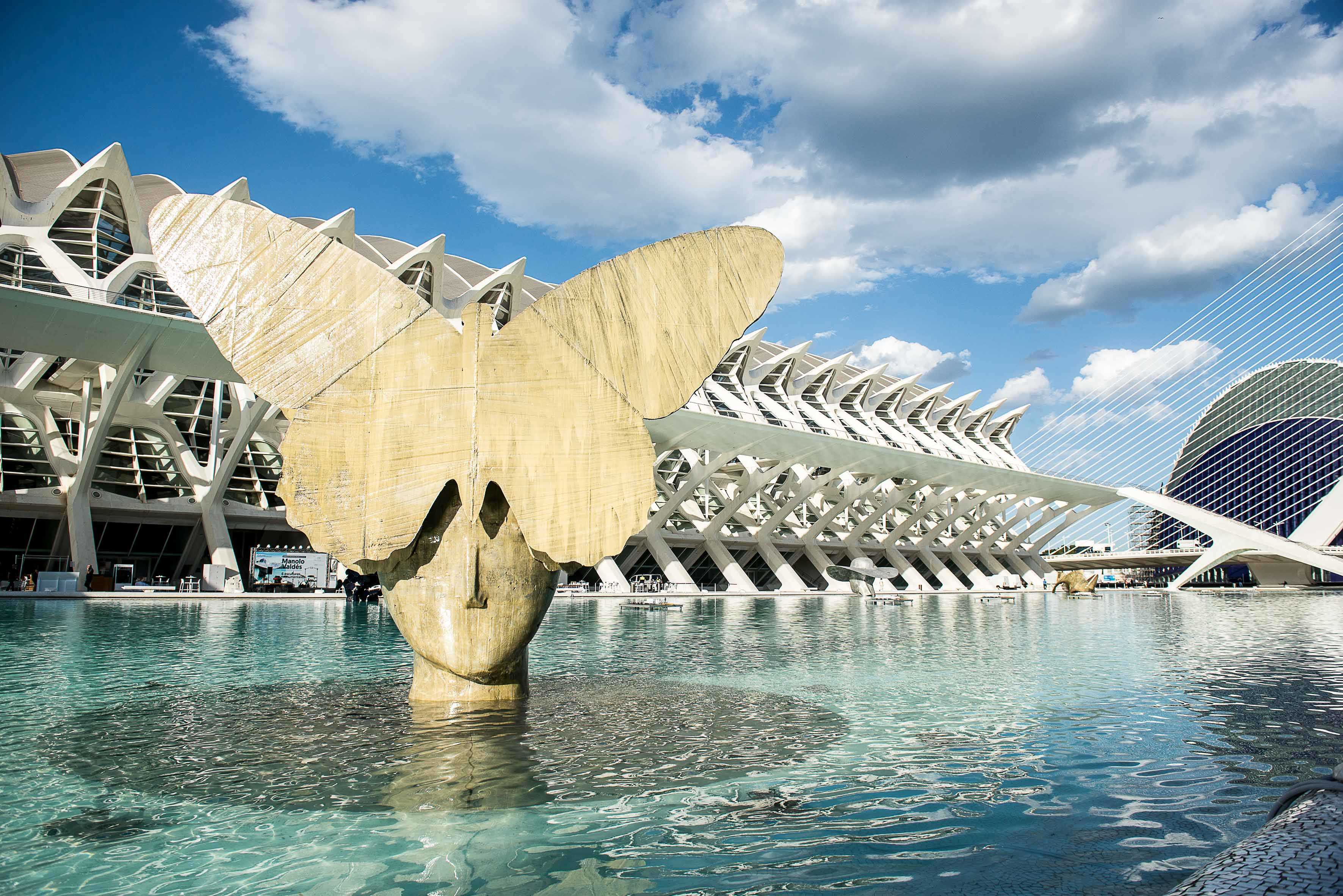 Hortensia Herrero ubica, temporalmente, dos obras de Manolo Valdés en Alicante y Castellón 