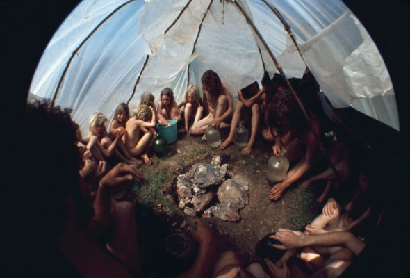 'Viviendo en la Tierra', la guía de supervivencia definitiva para vivir en una comuna hippie