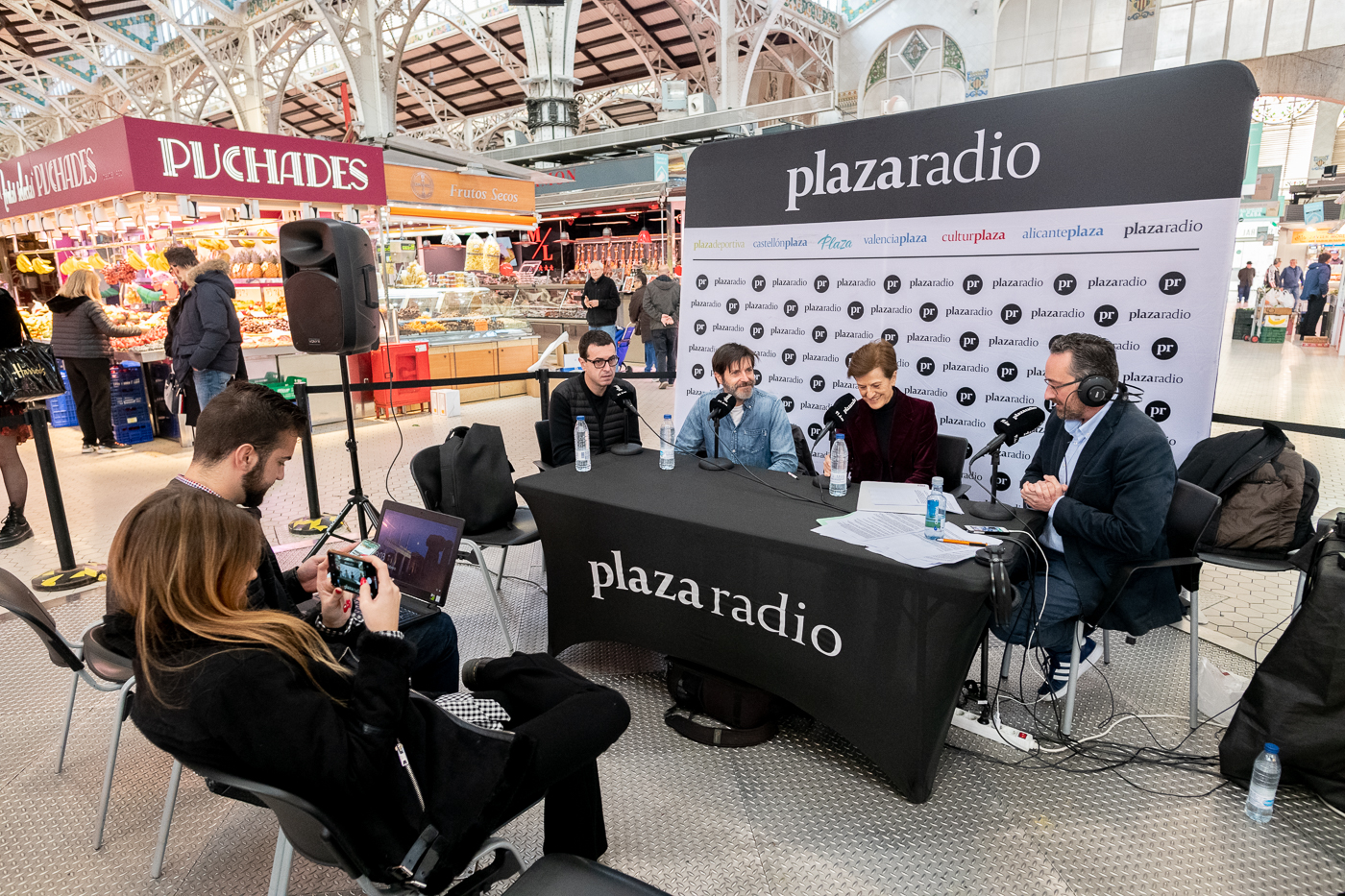 Plaza Radio emite desde el Mercado Central de València y el Mercado de Colón por el Día Mundial de la Radio (Fotos: Kike Taberner y Eduardo Manzana)